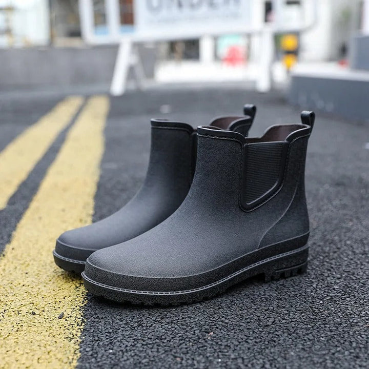 Stilvolle, wasserdichte, halbhohe Herren Regenstiefel für optimalen Schutz an Regentagen und Outdoor-Abenteuer.