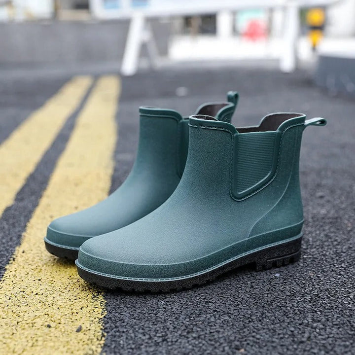 Hochwertige, wasserdichte Herrenstiefel, halbhoch und stilvoll. Ideal als Regenstiefel und Männerschuhe für jede Jahreszeit.