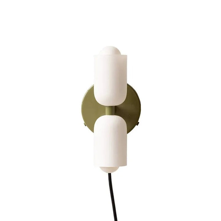 Hochwertige moderne Wandleuchte mit buntem Glasschirm und robustem Metallgestell.