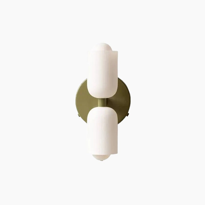 Blickfang Wandleuchte: Farbiges Glas, elegantes Metall, modernes Design, vielseitig einsetzbar.