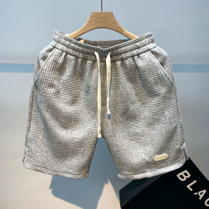 Mann trägt stilvolle, bequeme Herren Sommer Shorts für Freizeit. Perfekt als Casual oder Sport Shorts. Modische kurze Hose.