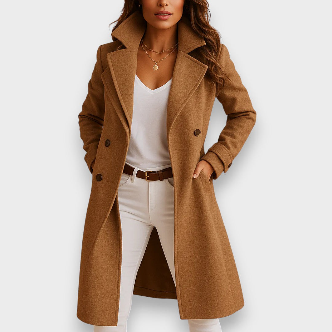 Moderner Damen Wintermantel, tailliert geschnitten, mit markantem strukturiertem Kragen. Eine schicke Winterjacke.