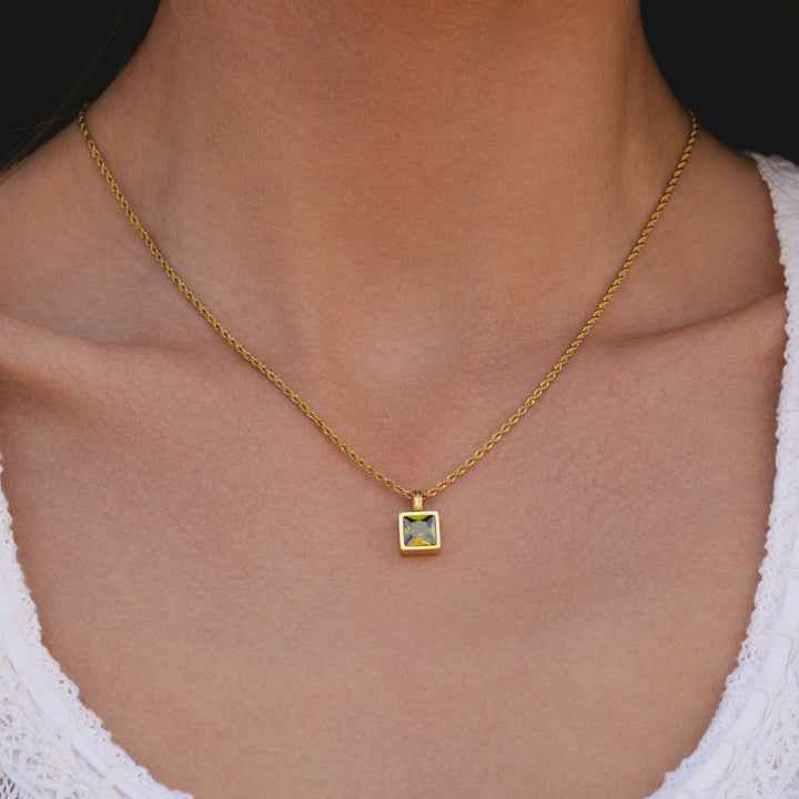 Funkelnde Damen Goldkette mit intensivem grünem Zirkon. Hochwertiger Edelstahlschmuck, hypoallergen.
