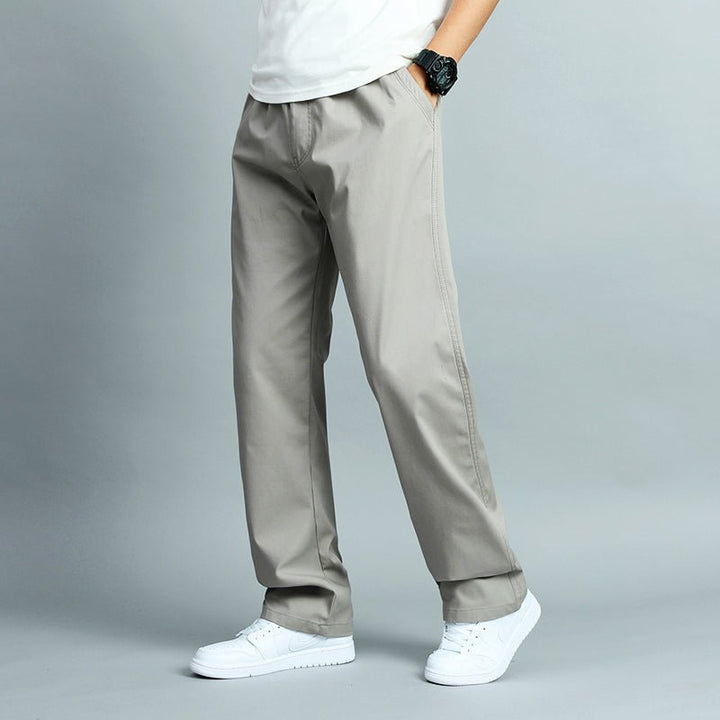 Stilvolle Herren Business Freizeithose in Schwarz mit gerader Passform & modernen Mehrfachtaschen. Optimal für Frühling.