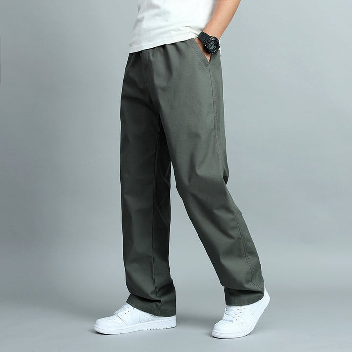 Bequeme Herrenhose in Dunkelgrün mit gerader Passform & stylish Mehrfachtaschen. Ideal für Freizeit & Business.