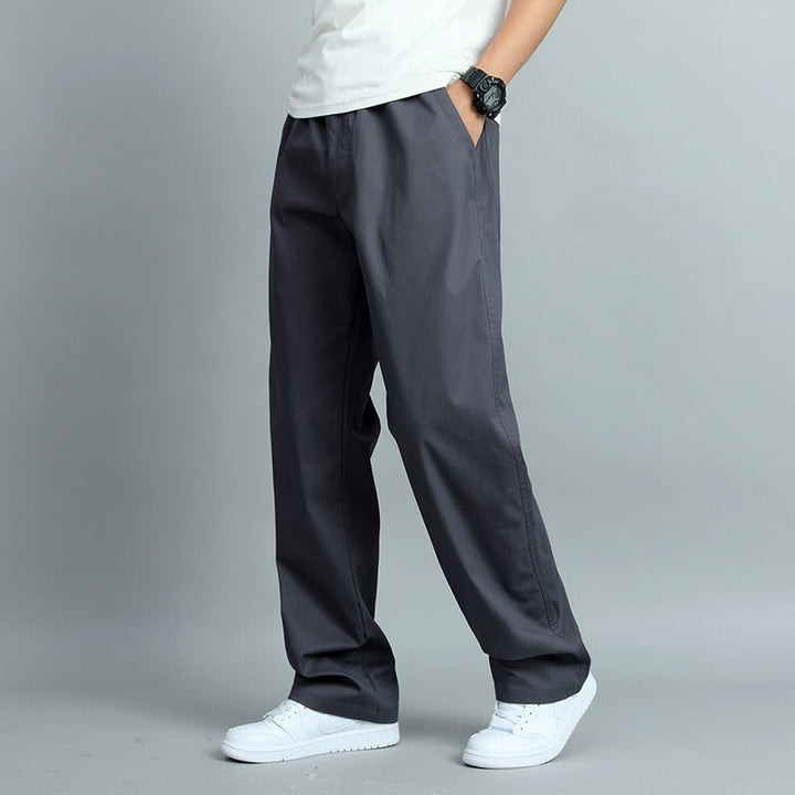 Alltags-Herrenhose in Hellgrau, gerade Passform. Mehrfachtaschen-Design für Frühling. Bequem & vielseitig.