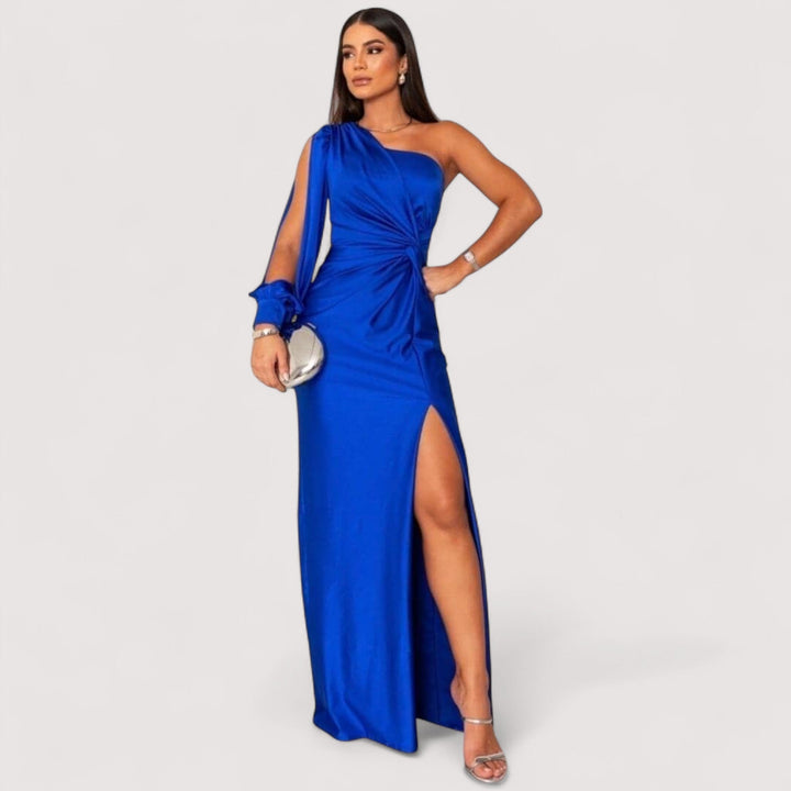 Fließendes, langes Damen Abendkleid mit hohem Beinschlitz. Elegant und figurbetont für stilvolle Auftritte.