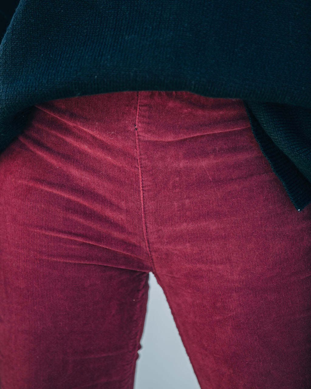 Dunkelgrüne Damen-Stretchhose Nora. Vielseitige Freizeithose mit elegantem Komfort.