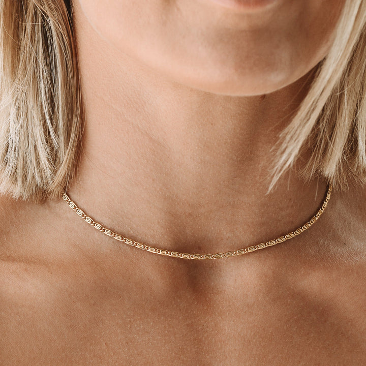 Goldene Edelstahl-Gliederkette für Damen, wasserfest und minimalistisch. Schicke, verstellbare Halskette für jeden Anlass.