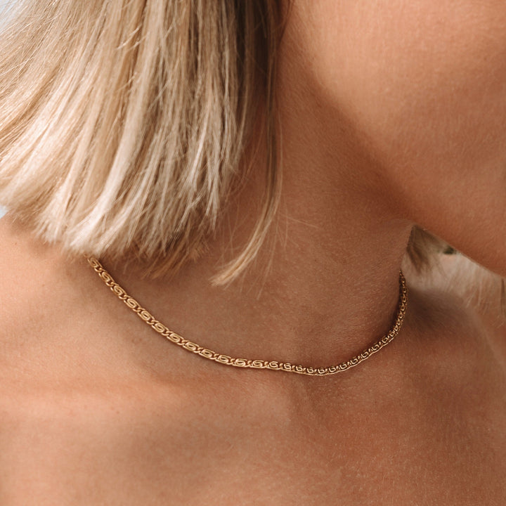 Detailansicht der glänzenden goldenen Gliederkette für Damen. Wasserfeste Edelstahl-Halskette, verstellbar und modern.