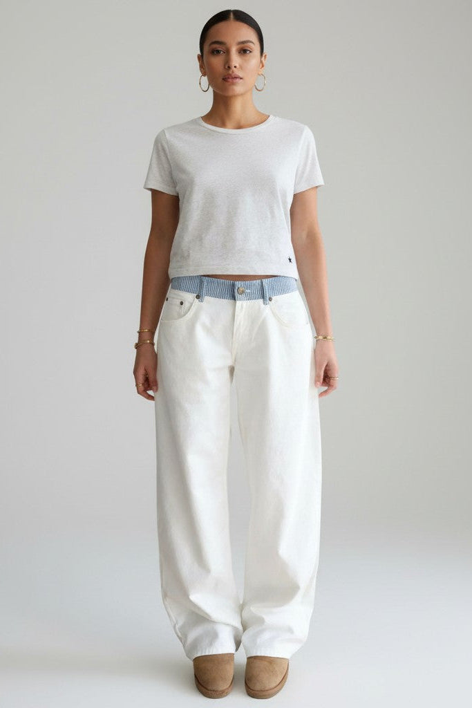 Damen Jeans in Weiß, lockere Passform mit stylischem gestreiftem Bund. Perfekt für Streetwear und Freizeitmode.