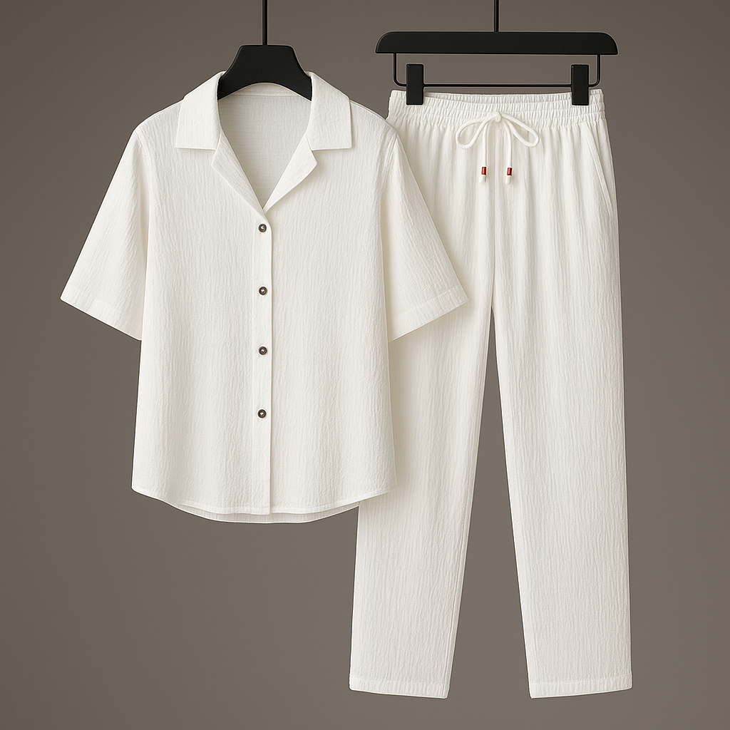 Modell trägt elegantes & lässiges Herren Sommer Set: Hemd & Kordelhose. Ideal für Urlaub, Strand & Freizeit.