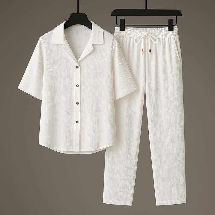 Modell trägt elegantes & lässiges Herren Sommer Set: Hemd & Kordelhose. Ideal für Urlaub, Strand & Freizeit.