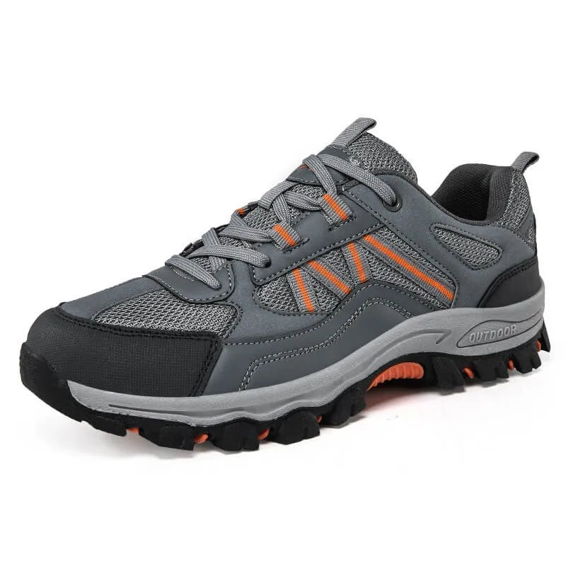 Unisex Leichtwanderschuh in natürlicher Umgebung, perfekt für entspannte Spaziergänge und Tageswanderungen.