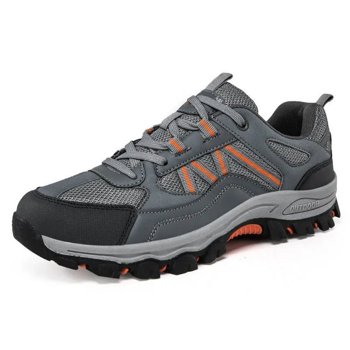 Unisex Leichtwanderschuh in natürlicher Umgebung, perfekt für entspannte Spaziergänge und Tageswanderungen.