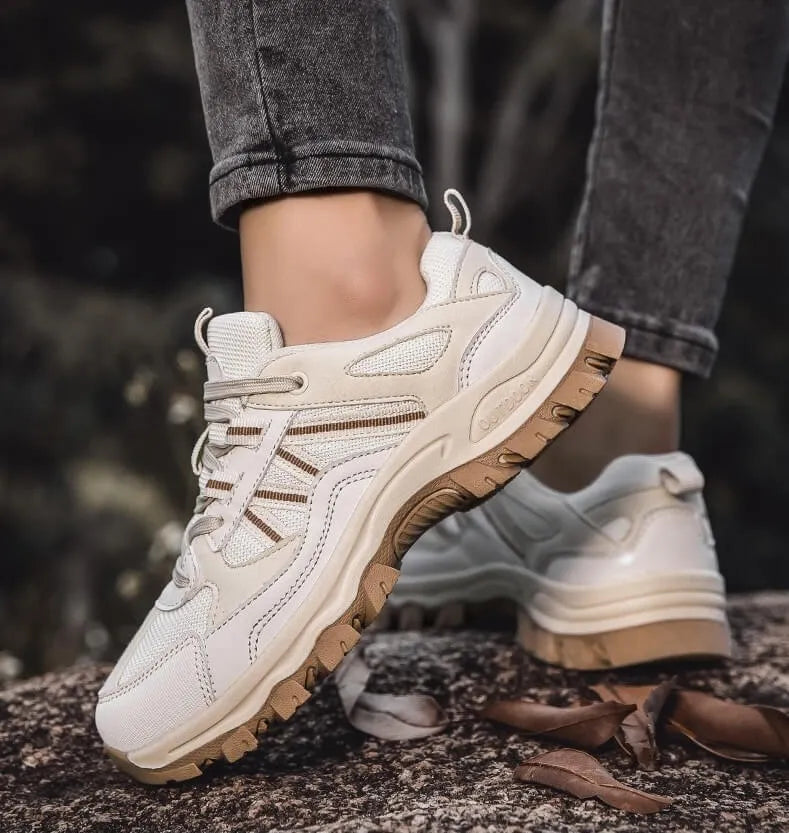 Rutschfeste Unisex Wanderschuh-Sohle, Profil für optimalen Halt bei Outdoor-Aktivitäten auf nassem Untergrund.