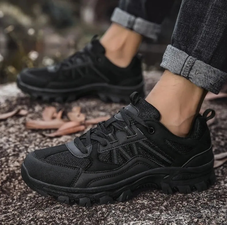 Ergonomische Unisex Freizeitschuhe, bereit für Trekking-Touren und ausgedehnte Wanderungen in der Natur.