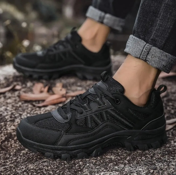 Ergonomische Unisex Freizeitschuhe, bereit für Trekking-Touren und ausgedehnte Wanderungen in der Natur.