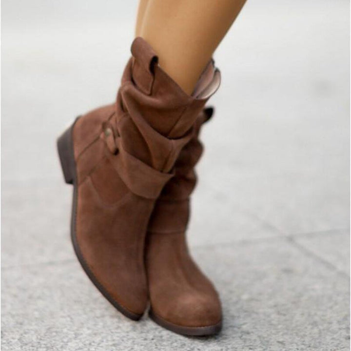 Schwarze modische Damen Stiefeletten. Bequeme, warme Winterschuhe mit Reißverschluss für Freizeit.