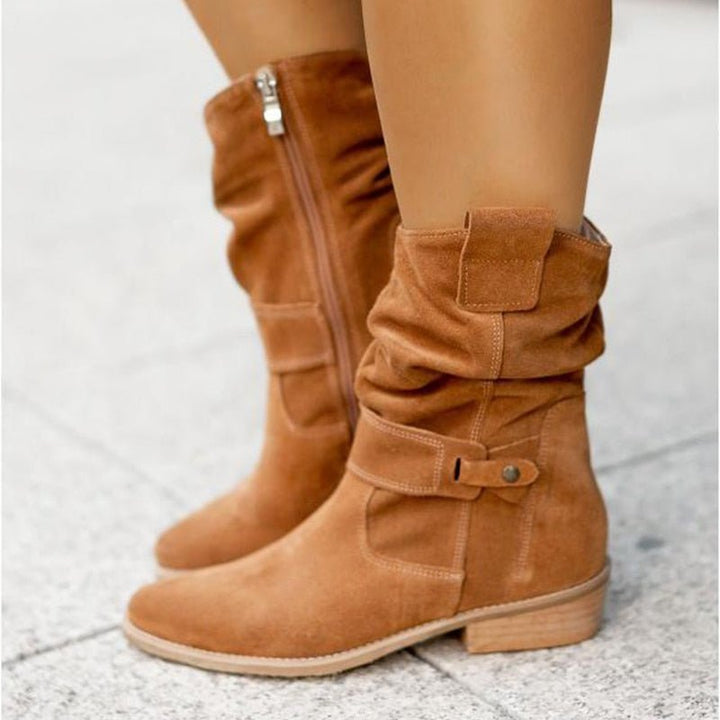 Dunkelgraue warme Damen Stiefeletten. Bequeme, rutschfeste Herbstschuhe mit Reißverschluss für kalte Tage.