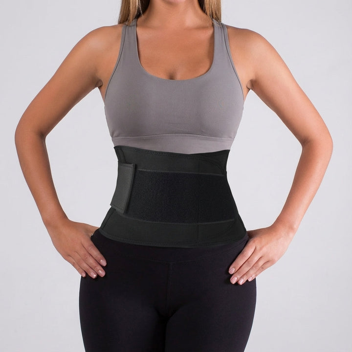 Detailansicht flexibler Thermo Trainingsgürtel; Material für Kompression, Wärmeentwicklung & Unterstützung.