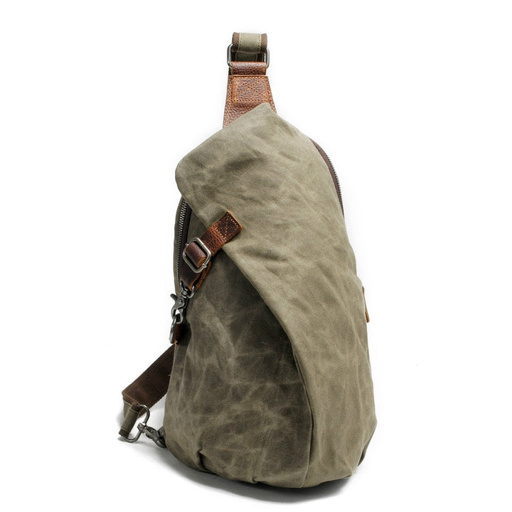 Mann mit Khaki Herren Sling Bag aus Canvas & Diebstahlschutz. Für Outdoor-Abenteuer & Freizeit.