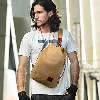 Armeegrüne Herren Canvas Umhängetasche, wasserabweisend & strapazierfähig. Ideal als MultiWear Sling Bag.