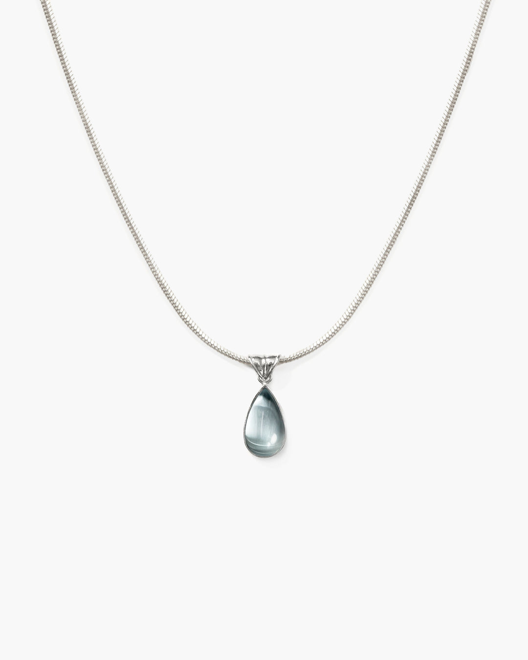 Elegante goldene Damenkette mit Tropfen-Anhänger, als stilvolles Accessoire getragen.