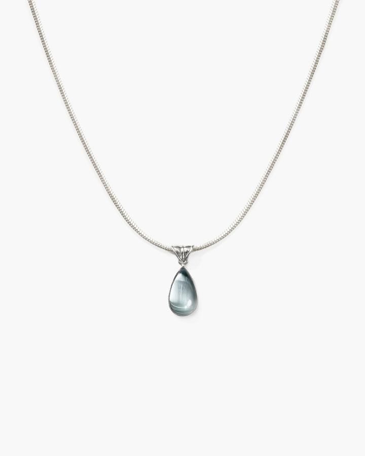 Elegante goldene Damenkette mit Tropfen-Anhänger, als stilvolles Accessoire getragen.