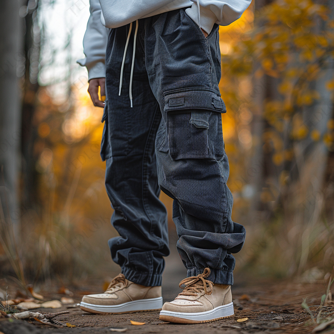 Dunkelblaue Herren Baggy Hose mit lockerem Schnitt, bequemem Schnürbund und praktischen Cargotaschen für Freizeit.