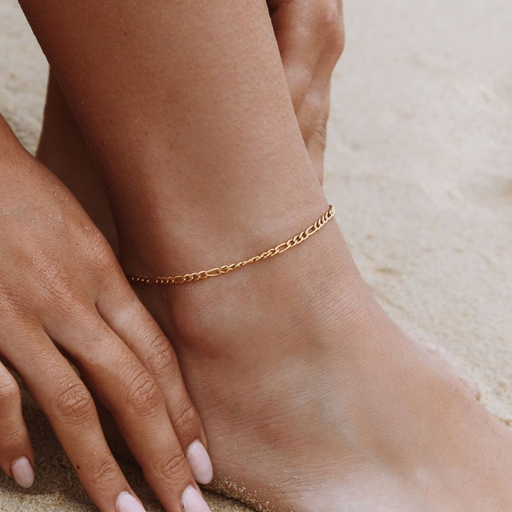Goldene Figaro Fußkette für Damen, wasserfest & verstellbar. Perfekt für Sommer & Strand.