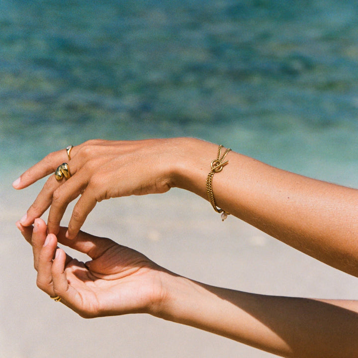 Hypoallergenes, wasserfestes Damen Gold Armband mit elegantem Münzanhänger & schimmernder Süßwasserperle.