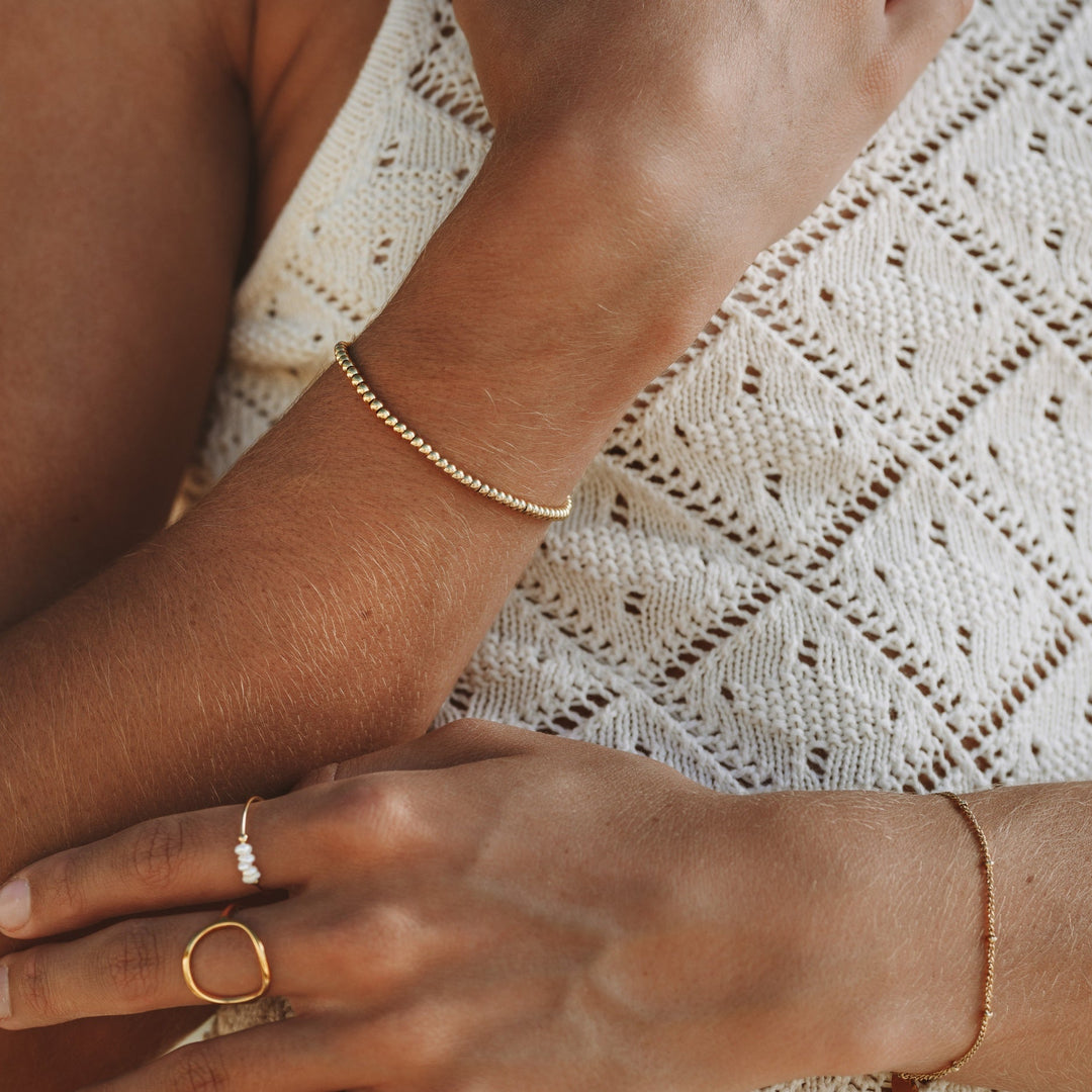 Hochwertiges Damen Perlenarmband aus wasserfestem Edelstahl, verstellbar. Ideales Geschenk für Frauen.
