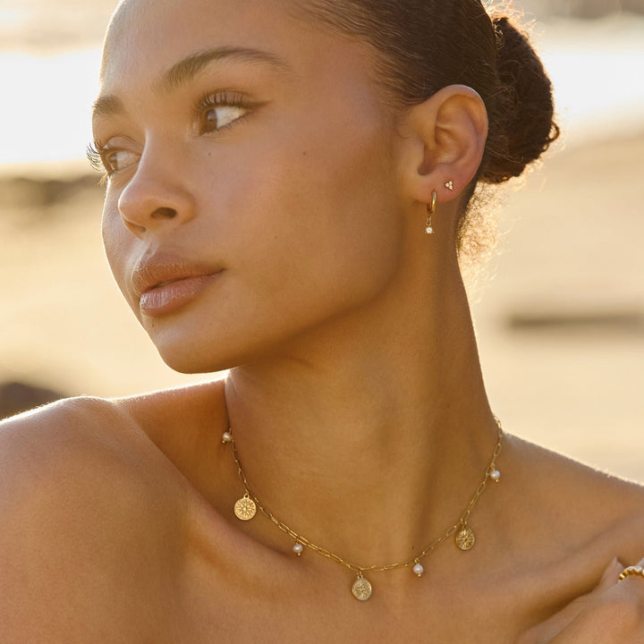 Modische Damen Halskette: Gold Choker mit Süßwasserperlen und Sonnenanhänger, ideal zum Layering.