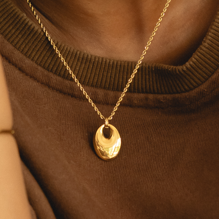 Hypoallergene Edelstahl-Halskette für Damen, wasserfest und verstellbar, komfortabler Statement-Schmuck.