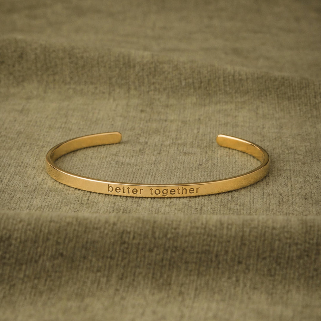 Glänzender goldener Edelstahl Armreif für Damen, mit Gravur personalisierbar. Wasserfest, schweißresistent und hypoallergen.