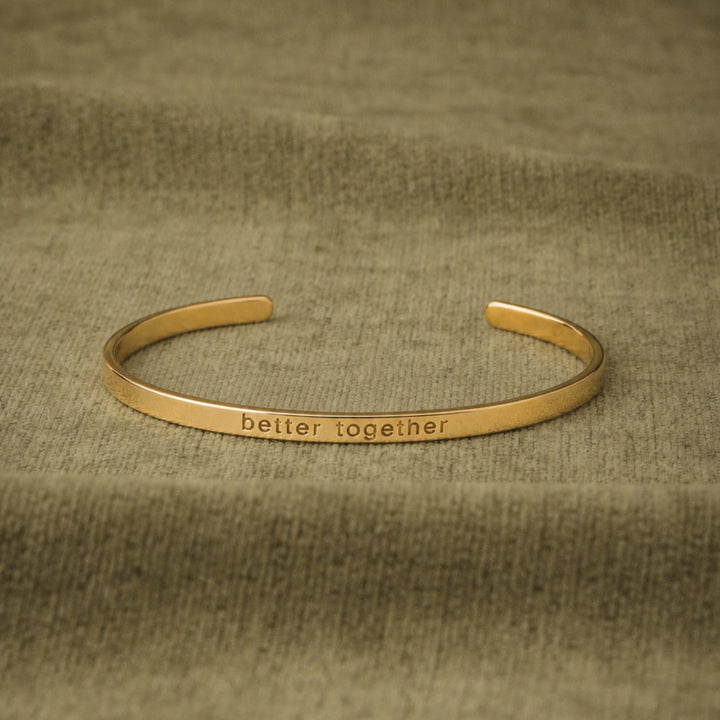 Glänzender goldener Edelstahl Armreif für Damen, mit Gravur personalisierbar. Wasserfest, schweißresistent und hypoallergen.
