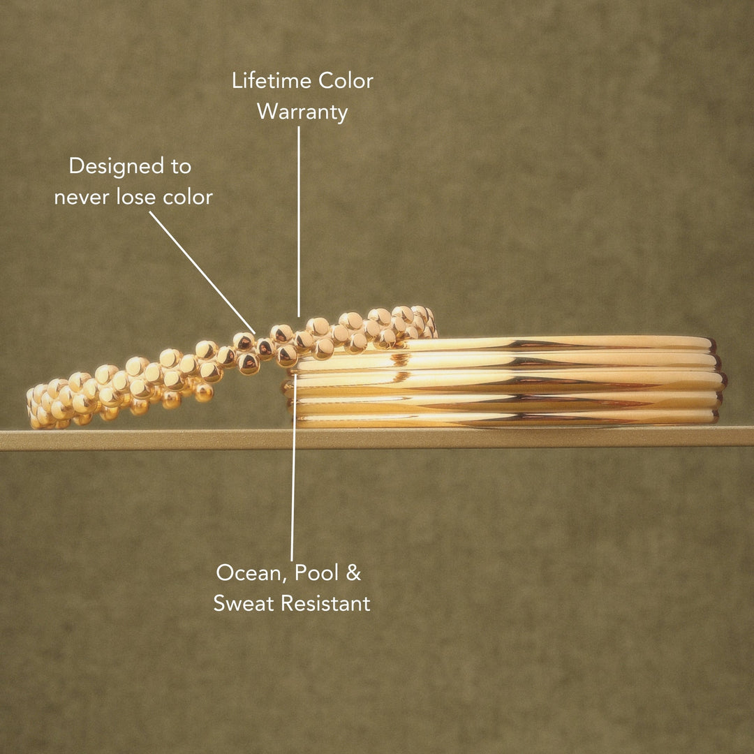 Damen Gold Armreif mit Perlen-Design am Handgelenk. Verstellbar, wasserfest & hypoallergener Schmuck.