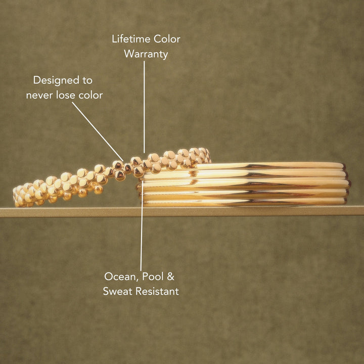 Damen Gold Armreif mit Perlen-Design am Handgelenk. Verstellbar, wasserfest & hypoallergener Schmuck.