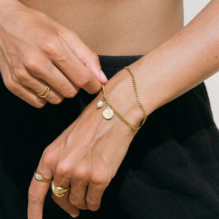 Wasserfestes Damen Gold Armband mit eleganter Doppelkette, Münzanhänger & Süßwasserperle, ideal für jeden Anlass.