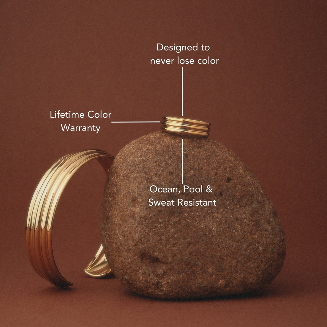 Glänzender Goldring für Damen, mehrreihiges Design, wasserfest und hautschonend dank Edelstahl.