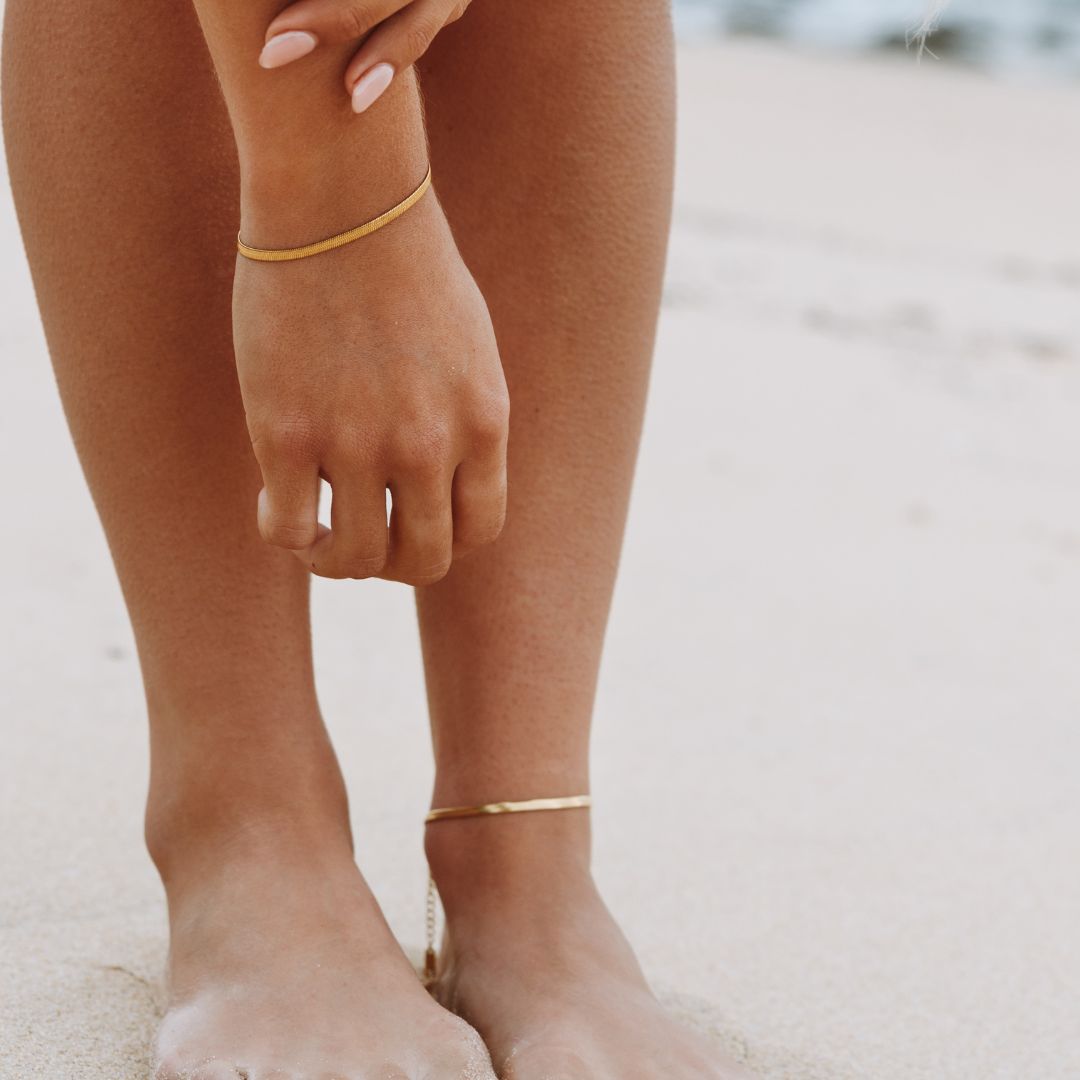 Goldene Herringbone Fußkette für Damen, wasserfest & elegant, ideales Sommer Accessoire.