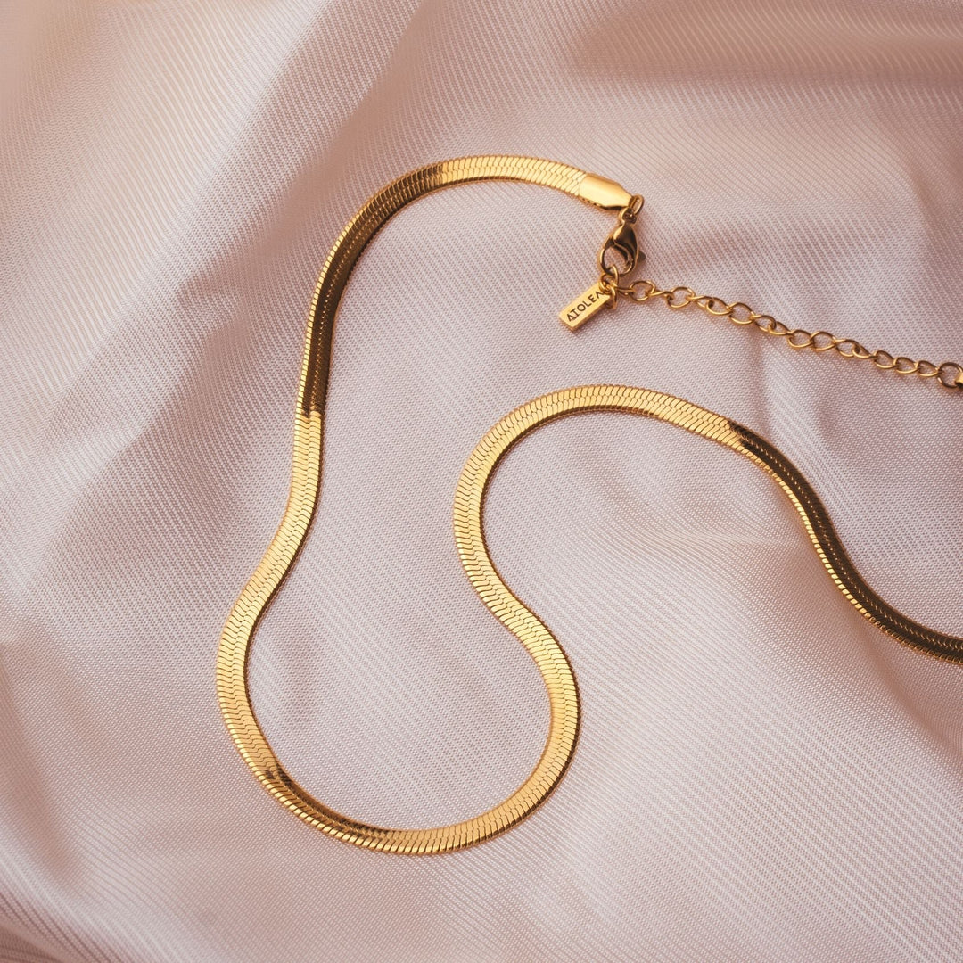 Styling-Tipp: Gold Herringbone Choker Halskette, wasserdicht, ideal für Layering Looks.