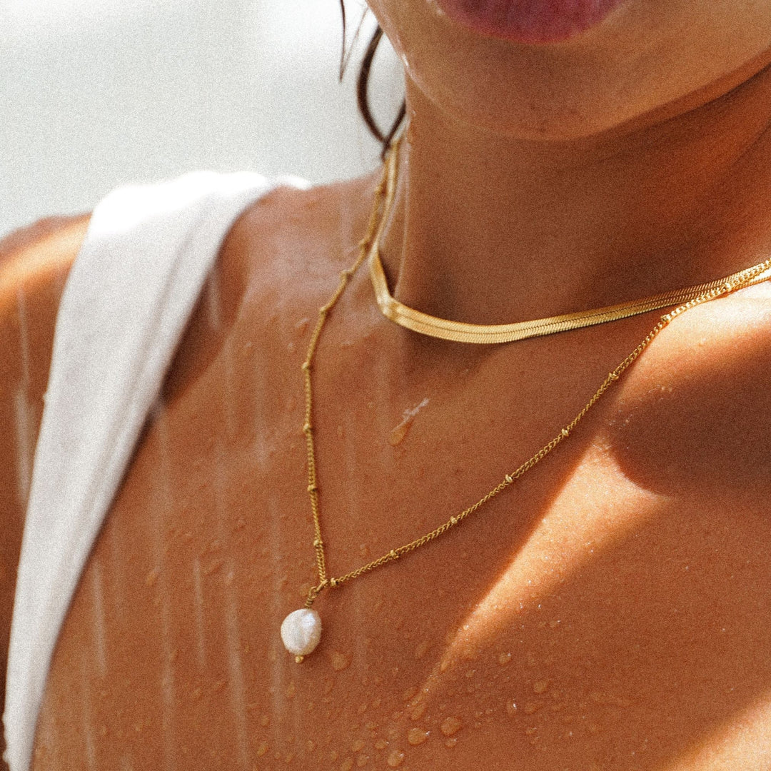 Goldenes Damen Schmuckset: Wasserfeste Herringbone Kette & Süßwasser Perlenkette, ideal für Layering.