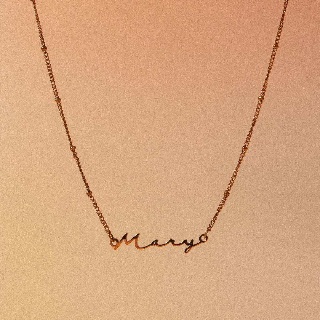 Elegante personalisierte Damen Namenskette aus Edelstahl, wahlweise in Gold oder Silber, zeitloser Schmuck.