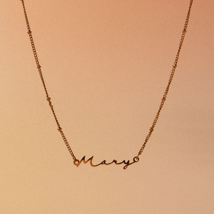 Elegante personalisierte Damen Namenskette aus Edelstahl, wahlweise in Gold oder Silber, zeitloser Schmuck.