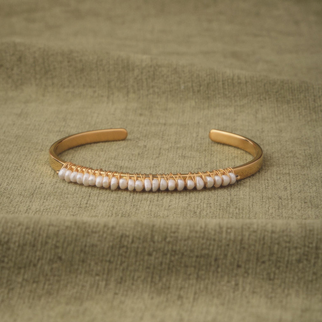 Chic Gold Armreif für Damen mit drei Süßwasserperlen; moderner, wasserdichter & hypoallergener Perlenschmuck.
