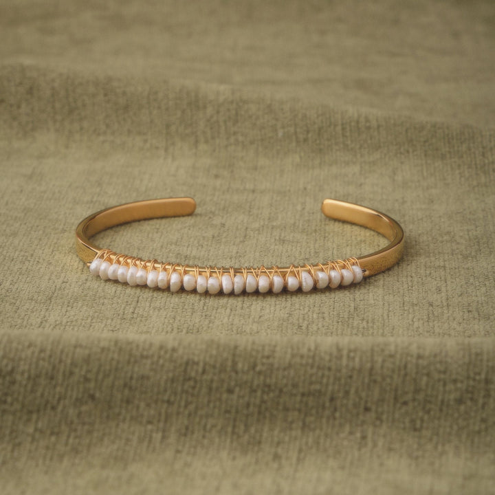 Chic Gold Armreif für Damen mit drei Süßwasserperlen; moderner, wasserdichter & hypoallergener Perlenschmuck.