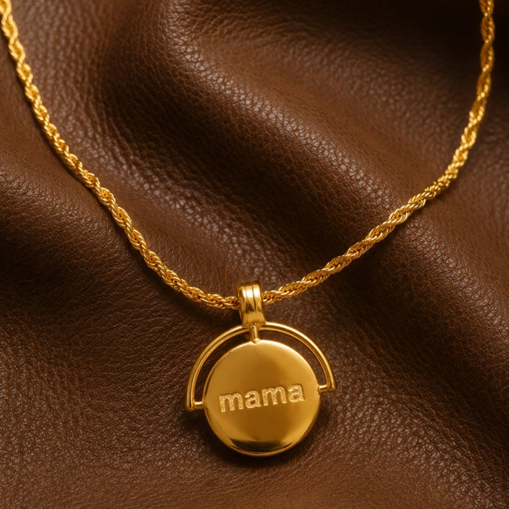 Detailaufnahme der goldenen Damenhalskette mit feiner Gliederkette aus wasserfestem Edelstahl, personalisierbar.
