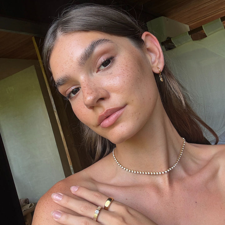 Glänzende Damen Kette mit filigraner Schildkröte und Perlmutt Anhänger, wasserfest und sehr elegant.